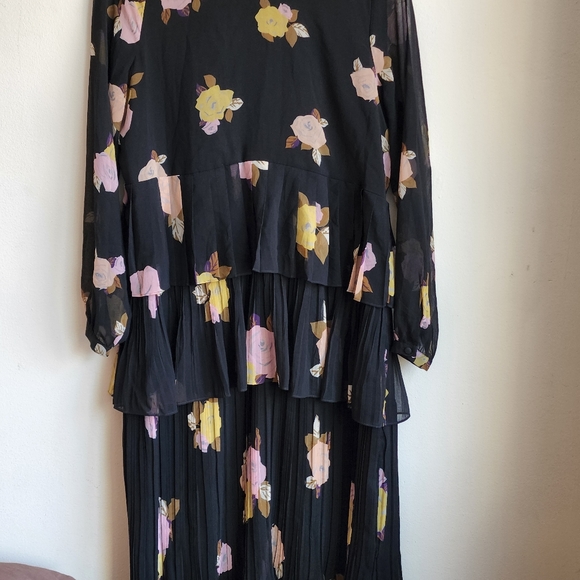 Close out sale - Long dress with ruffles - Picture 2 of 8